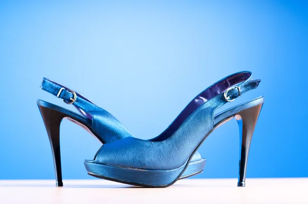 Női cipő elszigetelt a fehér háttér — Stock Fotó