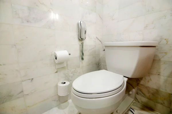 Interiér místnosti - záchod v koupelně — Stock fotografie
