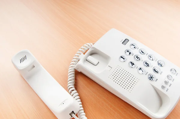 Téléphone de bureau blanc sur la surface plane — Photo