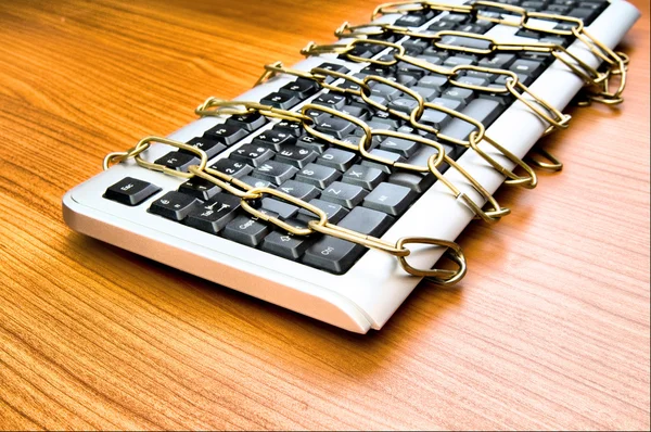 Έννοια ασφάλειας υπολογιστή με πληκτρολόγιο και αλυσίδα — Φωτογραφία Αρχείου