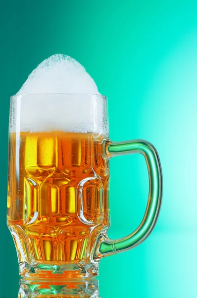 Ποτήρια μπίρας κατά το πολύχρωμο κλίση φόντο — Φωτογραφία Αρχείου
