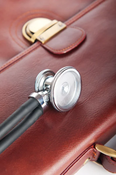 聴診器で医師の茶色の革ケース — ストック写真