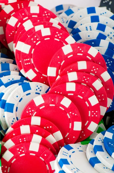 Tumpukan berbagai chip kasino - konsep judi — Stok Foto