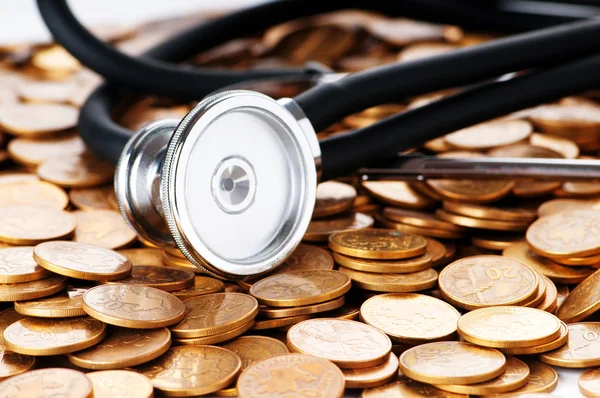 Konzept der teuren Gesundheitsversorgung mit Münzen und Stethoskop — Stockfoto