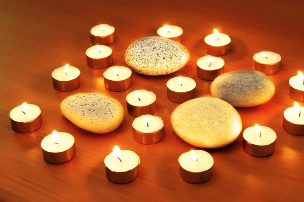 Hořící svíčky a oblázky pro aromaterapie session — Stock fotografie