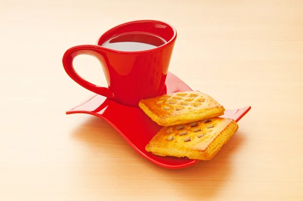 Egy csésze tea és friss süti az asztalon. — Stock Fotó