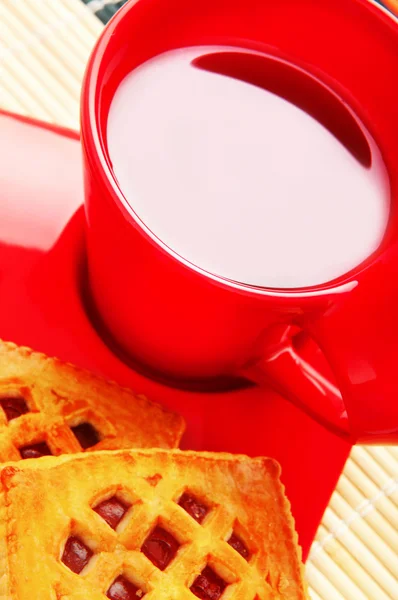 Чашка чая и свежее печенье на столе — стоковое фото