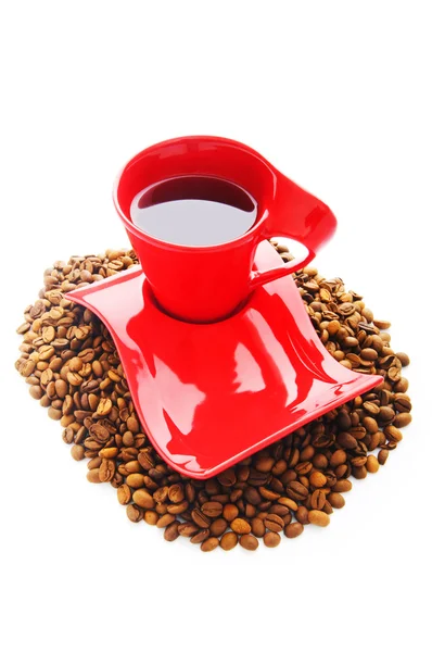 Xícara de café com muitos grãos ao redor — Fotografia de Stock