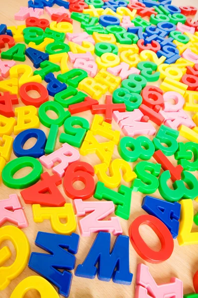 Детские буквы и цифры на столе — стоковое фото