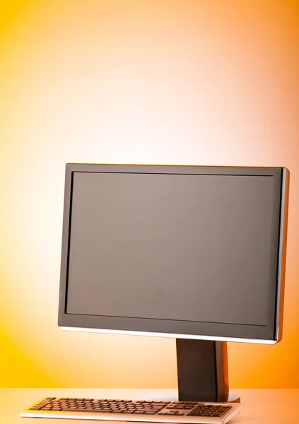 Monitor de computadora de pantalla ancha contra fondo colorido — Foto de Stock