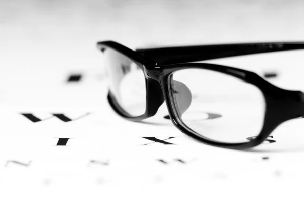 Optische leesbril op de tafel van het gezichtsvermogen — Stockfoto