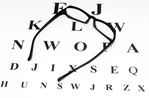 Óculos de leitura ópticos na mesa de visão — Fotografia de Stock