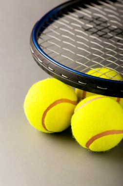 Tenis raket ve topları konseptiyle