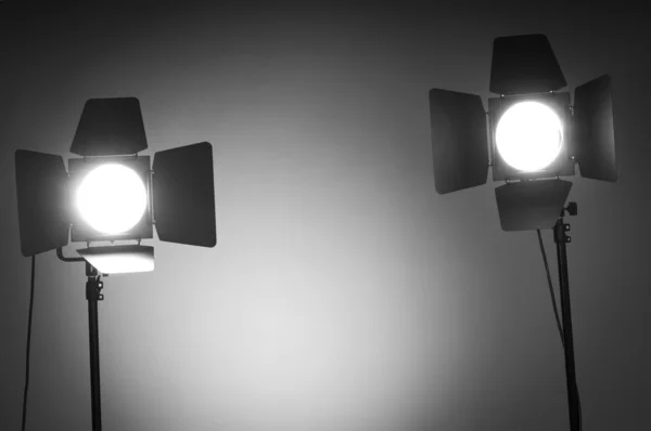 Två ladugårdsdörr lampor i fotostudio — Stockfoto