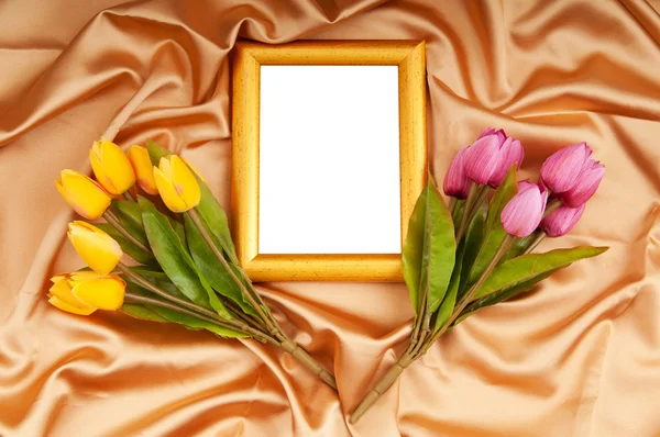 图片框架和郁金香花缎上 — 图库照片