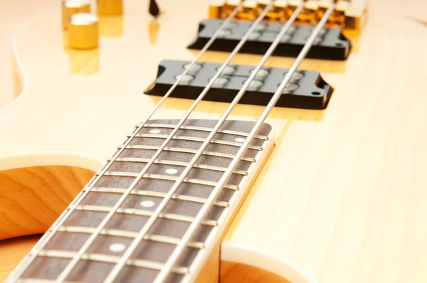 音楽のコンセプトと木製ギター — ストック写真