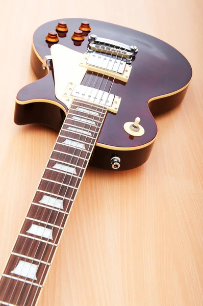 Concepto musical con guitarra de madera — Foto de Stock