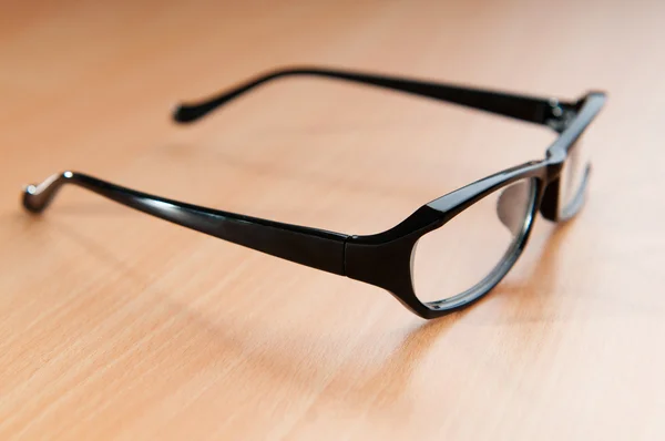 Optisk glasögon på trä bakgrund — Stockfoto