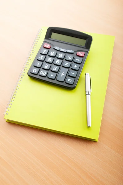 Concepto de negocio con bloc de notas y calculadora — Foto de Stock