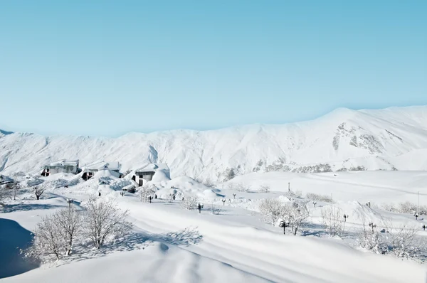 Высокие горы под снегом зимой — стоковое фото