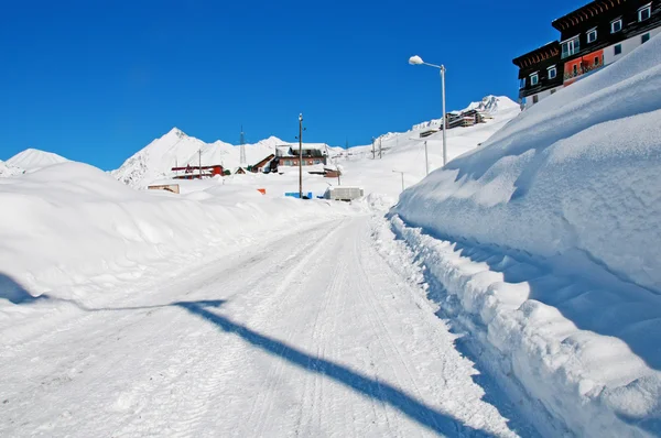 Strada di neve durante il giorno invernale — Foto Stock