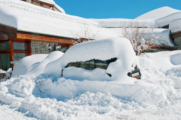 Auto onder zware sneeuwval in de winter — Stockfoto