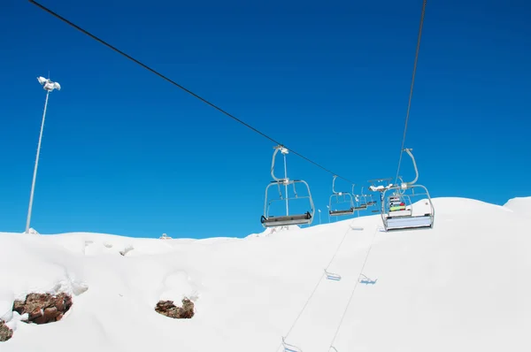 Aydınlık kış gününde kayak kaldırma koltukları — Stok fotoğraf