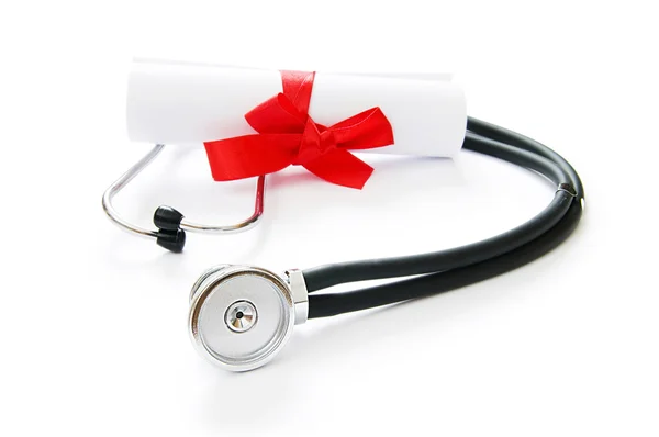 Concetto di istruzione con diploma e stetoscopio su bianco — Foto Stock