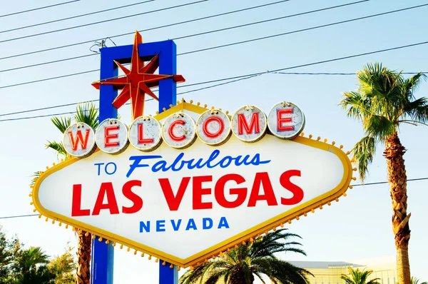 Slavný Las Vegas znamení na jasný slunečný den — Stock fotografie