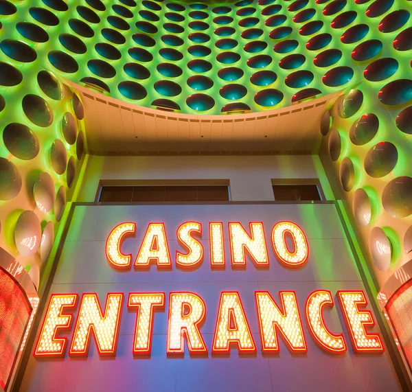 Casino-Eingang mit großen neonroten Buchstaben — Stockfoto
