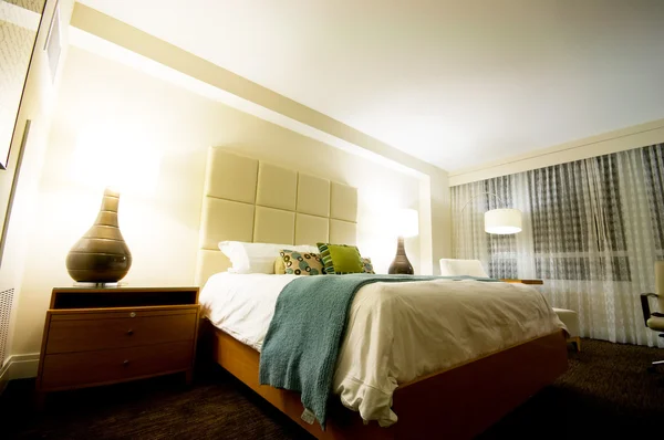 현대식 실내 방에서의 이중 침대 — 스톡 사진