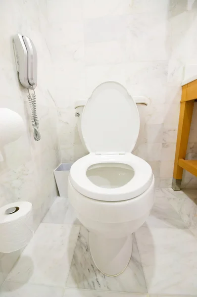 Інтер'єр кімнати - туалет у ванній — стокове фото