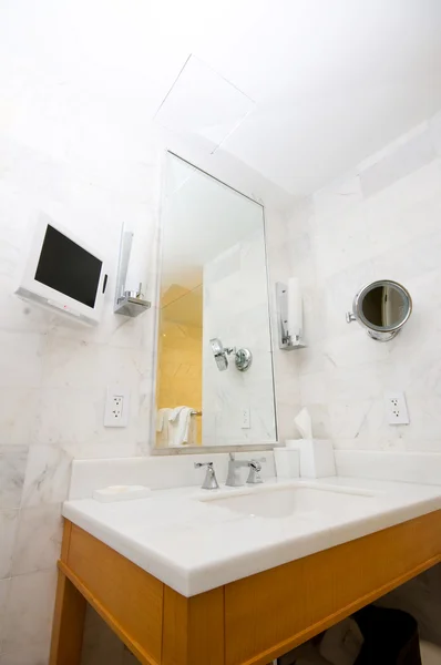 Интерьер комнаты - Раковина в ванной комнате — стоковое фото