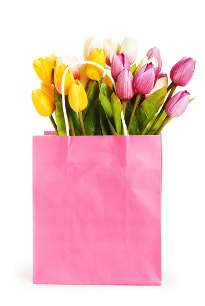 Tulpen in boodschappentas geïsoleerd op wit — Stockfoto