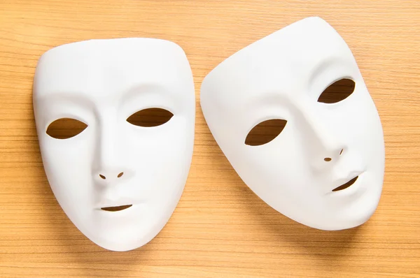 Színház koncepció a fehér műanyag maszkok — Stock Fotó