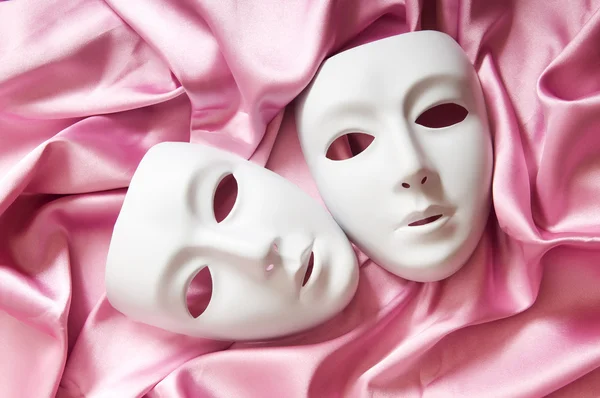 Conceito de teatro com as máscaras de plástico branco — Fotografia de Stock
