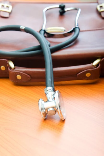 Případ doktora s stetoskop dřevěné pozadí — Stock fotografie