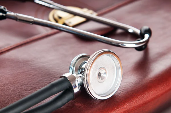 Die braune Ledertasche des Arztes mit dem Stethoskop — Stockfoto