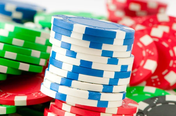 Zásobník různých čipů casino - hazardní hry koncept — Stock fotografie