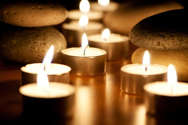 Brinnande ljus och småsten för aromterapi session — Stockfoto