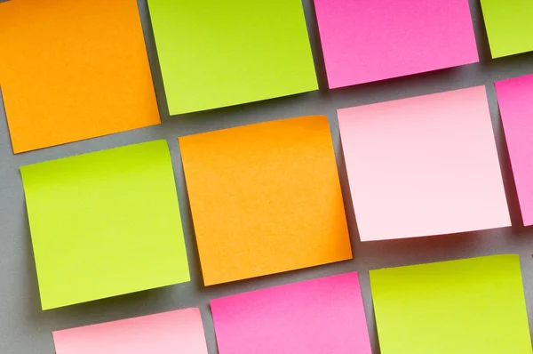 Herinnering notities op de heldere kleurrijke papier — Stockfoto