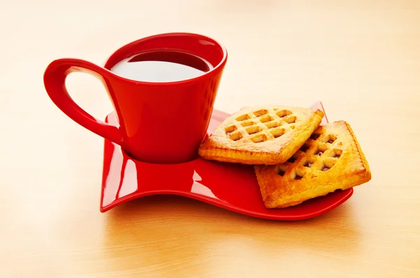 Ένα φλιτζάνι τσάι και φρέσκα μπισκότα στο τραπέζι — Φωτογραφία Αρχείου