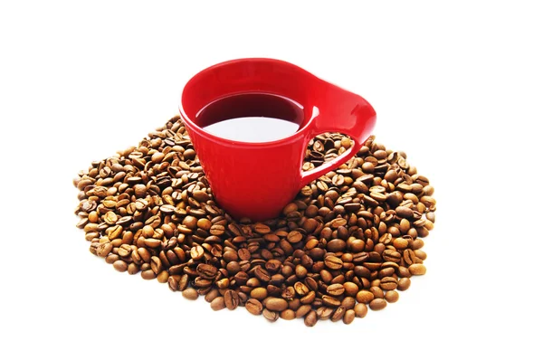 Taza de café con muchos granos alrededor —  Fotos de Stock
