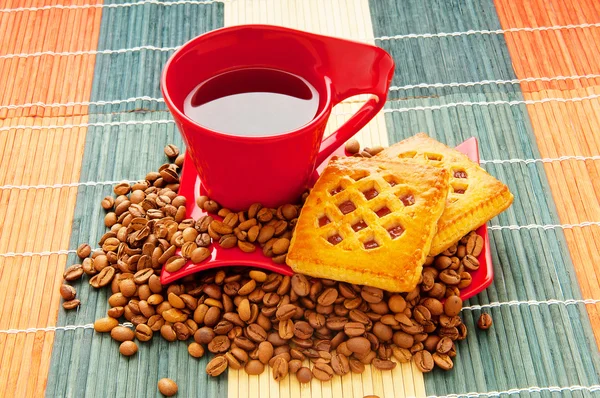 Taza de café con muchos granos alrededor —  Fotos de Stock