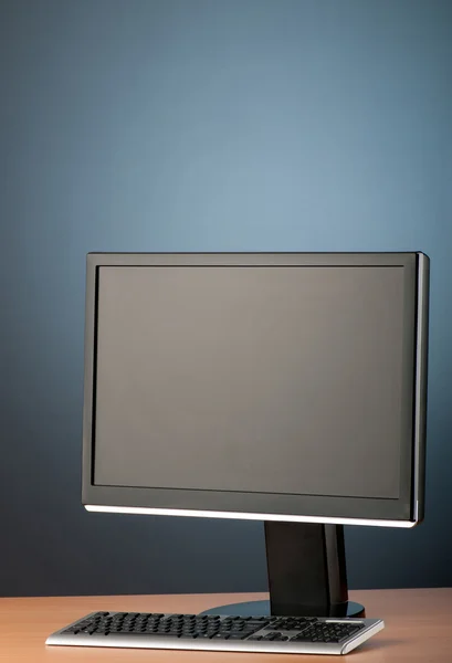 Širokoúhlý monitor počítače proti barevné pozadí — Stock fotografie