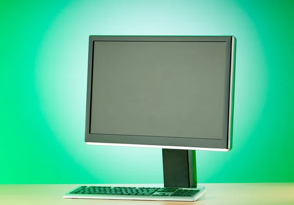 Monitor de computadora de pantalla ancha contra fondo colorido —  Fotos de Stock