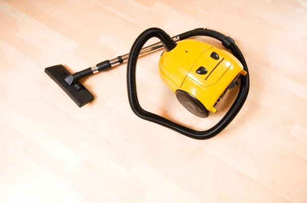 Aspirapolvere sul pavimento in legno lucido — Foto Stock