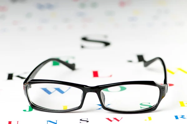 Оптичні окуляри для читання на столі зору — стокове фото