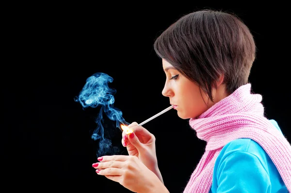 Siyah üzerinde sigara içen genç kız — Stok fotoğraf