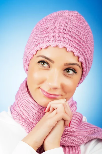 Pěkně vypadající žena v teplé oblečení — Stock fotografie